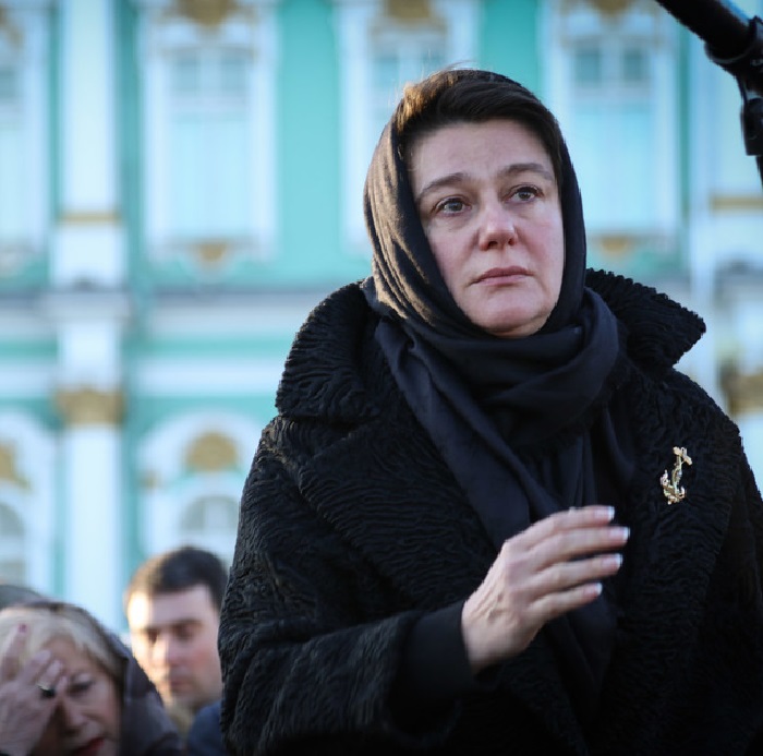 Пережила череду потерь, сильно изменилась, живет с дочерью в 11-комнатной квартире. Анастасия Мельникова