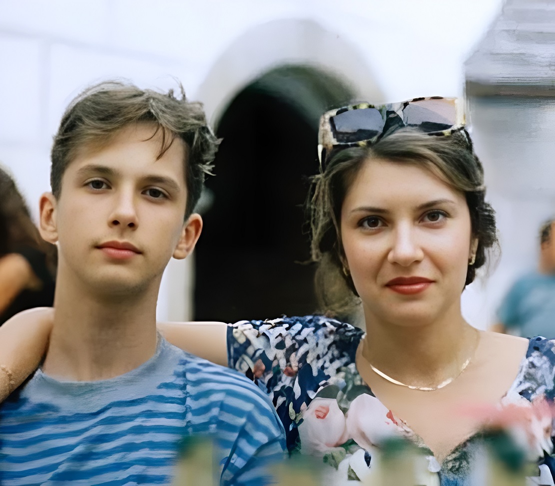 В 18 лет родила от дворника, который прикинулся реставратором: Как выглядит 47-летний сын Веры Сотниковой