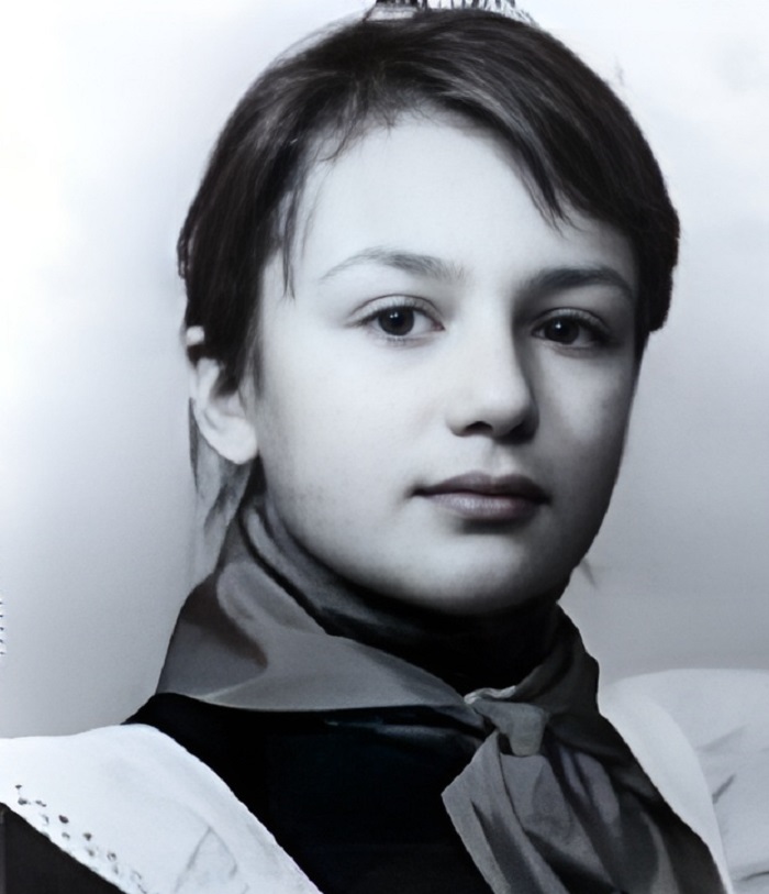 Пережила череду потерь, сильно изменилась, живет с дочерью в 11-комнатной квартире. Анастасия Мельникова