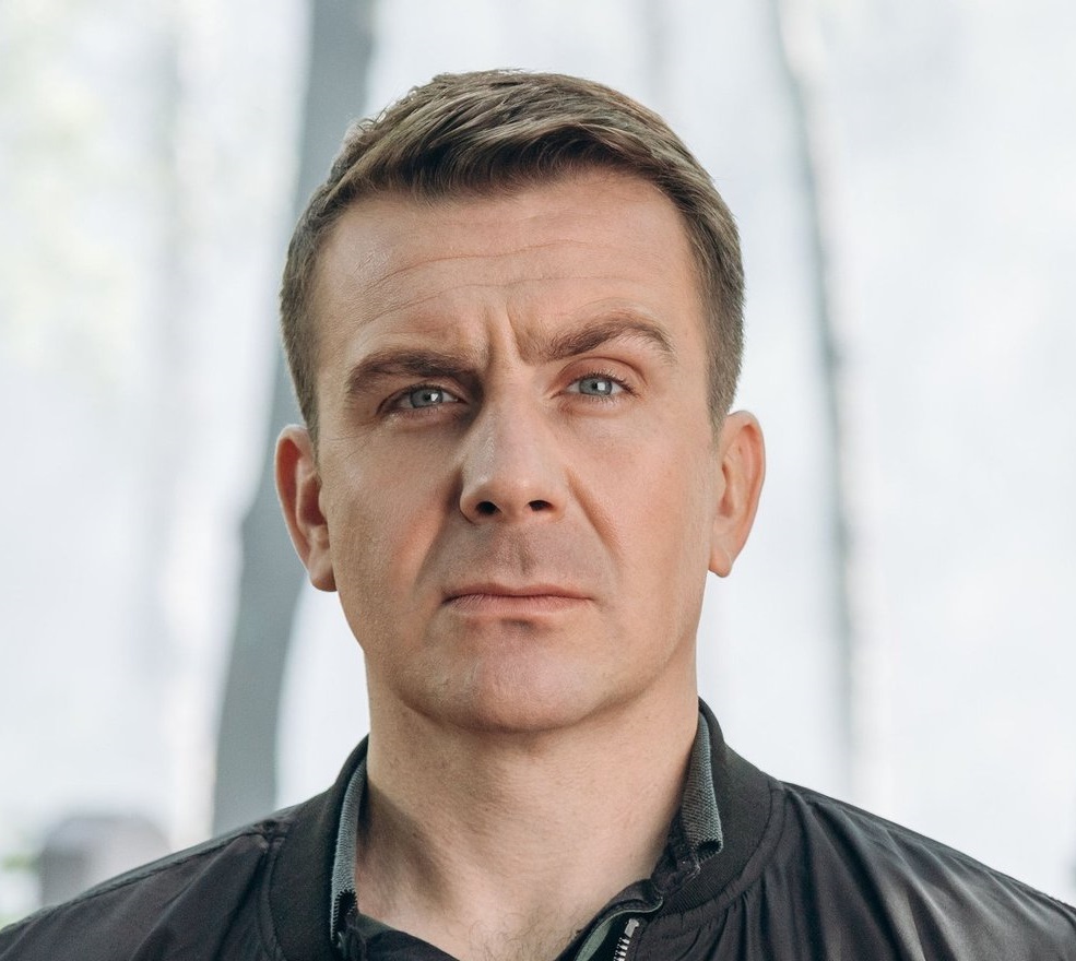 Скрывал жену старше себя на 12 лет и детей, работал таксистом и грузчиком Актёр Антон Васильев и его семья