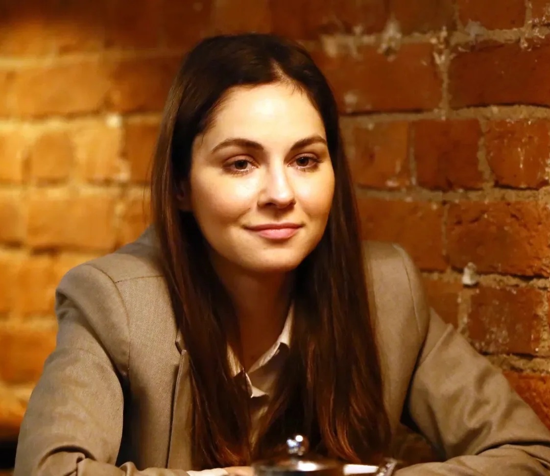 К 40 годам не стала мамой, смеялись над фамилией, попала под санкции. Как сегодня живёт актриса Марина Коняшкина