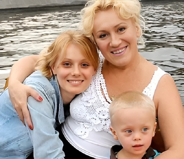 Брак с актером, 4 детей, жизнь за городом: что происходит в жизни Анастасии Савосиной