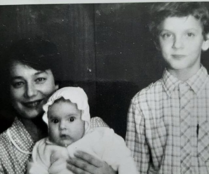 К 40 годам не стала мамой, смеялись над фамилией, попала под санкции. Как сегодня живёт актриса Марина Коняшкина