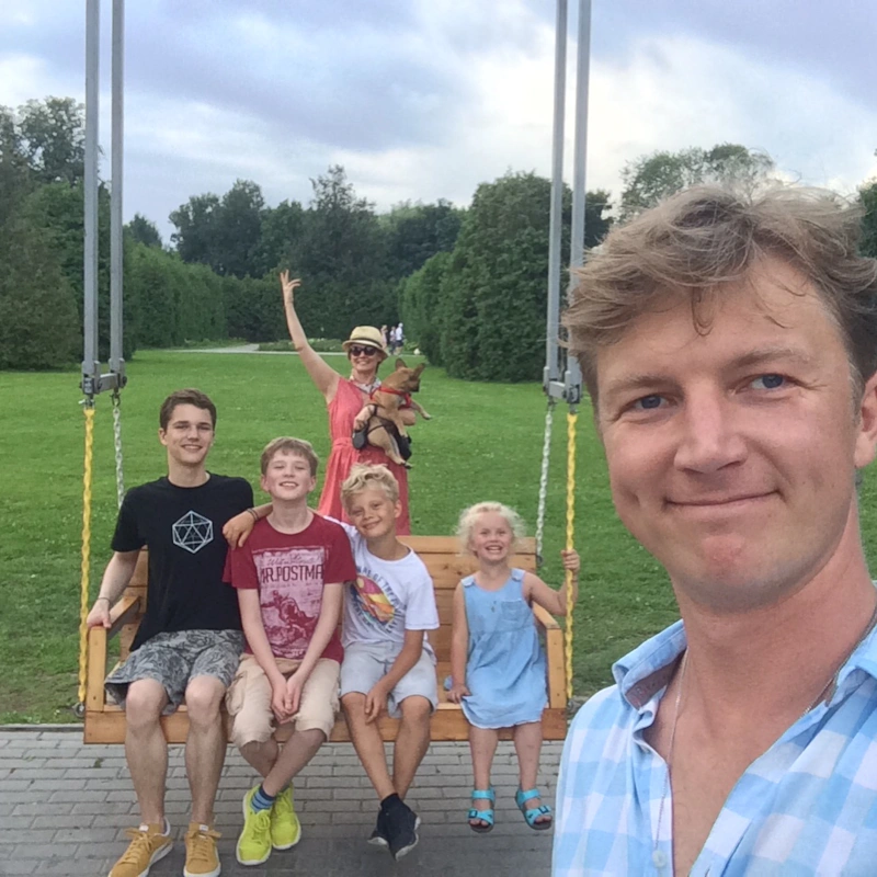 Брак с актером, 4 детей, жизнь за городом: что происходит в жизни Анастасии Савосиной