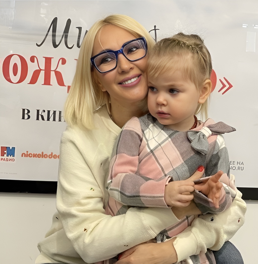 Голубоглазая красавица уже закончила 1 класс: Какой растет дочь Леры Кудрявцевой от хоккеиста