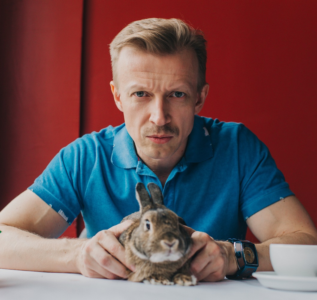 Роман с Шелест или крепкая дружба? Ушёл от жены и сына после 20 лет брака. Как живет Антон Комолов