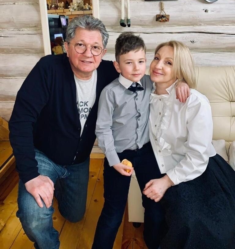 Дочь Табакова 8 лет трепала нервы, позднее отцовство в 53 года. Как сегодня живет Андрей Ильин
