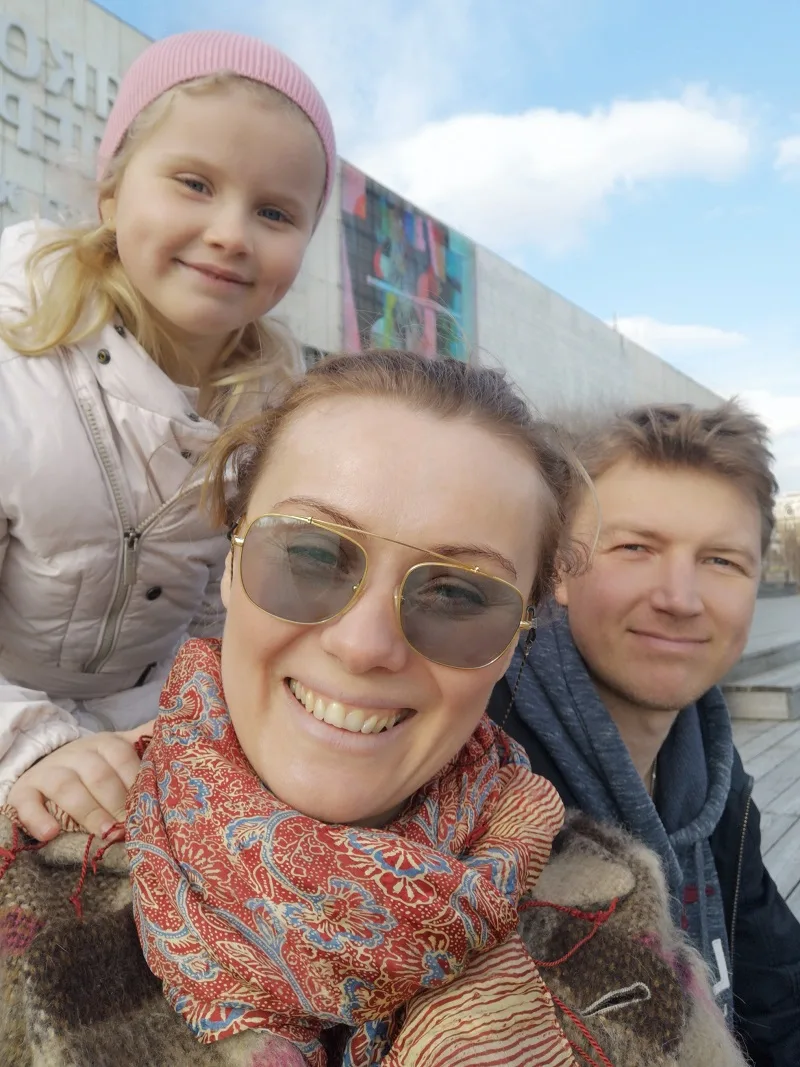 Брак с актером, 4 детей, жизнь за городом: что происходит в жизни Анастасии Савосиной
