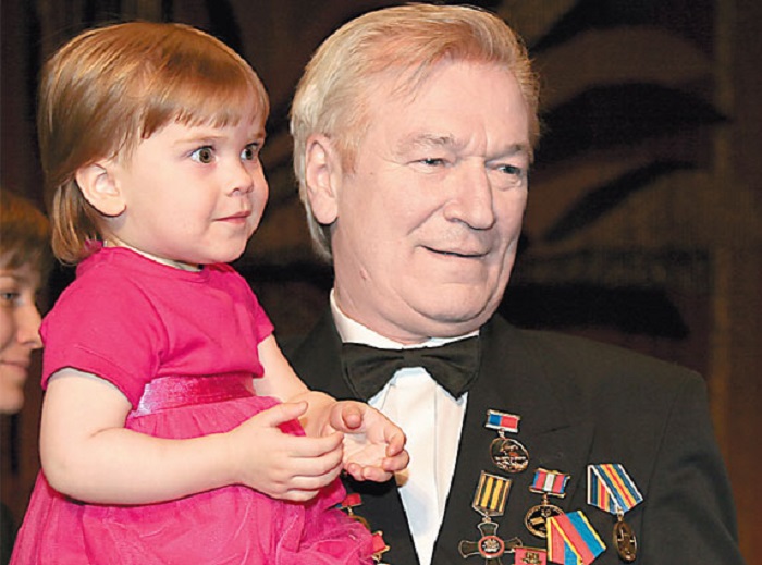 Сын взял чужую фамилию и отчество, дочь сбежала в Таиланд: судьба 79-летнего Аристарха Ливанова и его детей