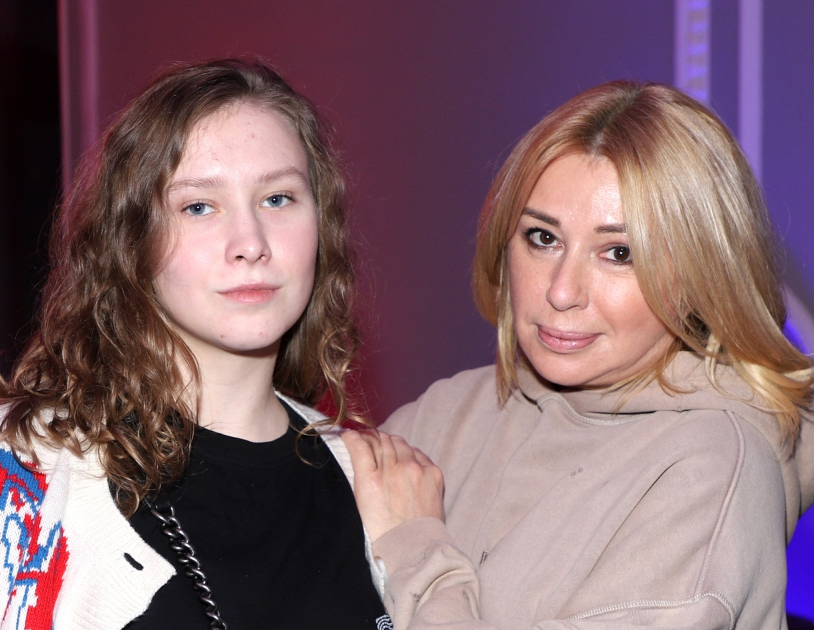Скоро 25 лет, родилась от суррогатной матери и стала врачом: какой выросла дочь Алёны Апиной