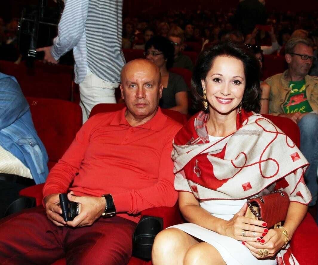 Первый исчез за границей, у второго все забрали за долги: что стало с бывшими мужьями Ольги Кабо