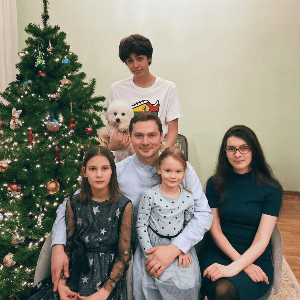 "Зазвездился" и бросил жену с 3-мя детьми после 17 лет брака. Новая жена моложе старшей дочери: 46-летний Александр Пашков