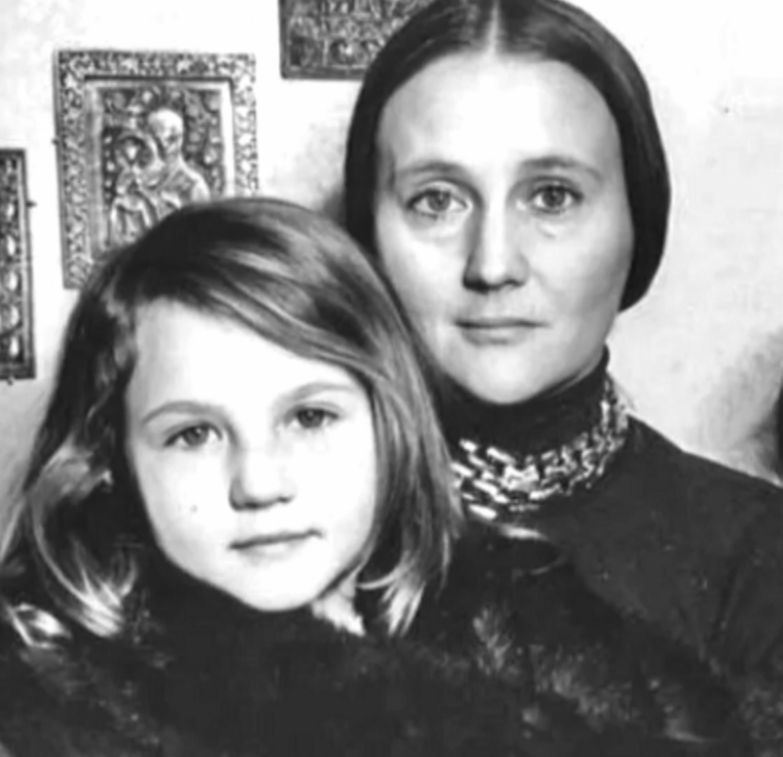 Дружба с Ахеджаковой рухнула, а общий дом превратился в две крепости: как живёт 88-летняя Алла Будницкая и ее приемная дочь