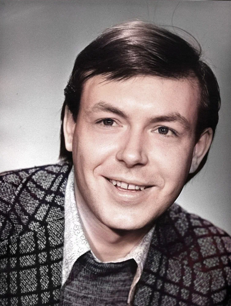 Ему было всего 42 года. Прямо со сцены выгнали из театра, а скорая опоздала: судьба Юрия Демича
