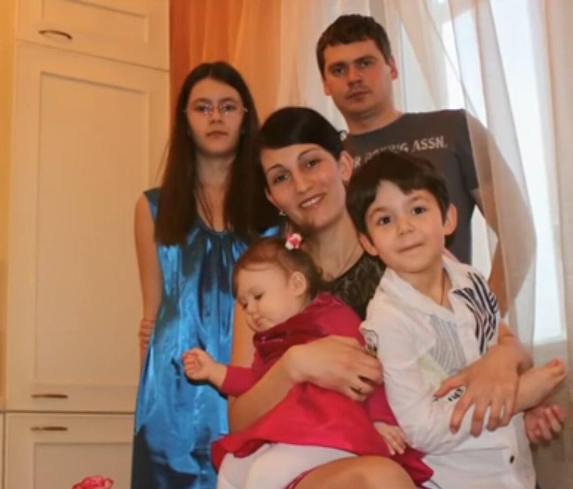 "Зазвездился" и бросил жену с 3-мя детьми после 17 лет брака. Новая жена моложе старшей дочери: 46-летний Александр Пашков