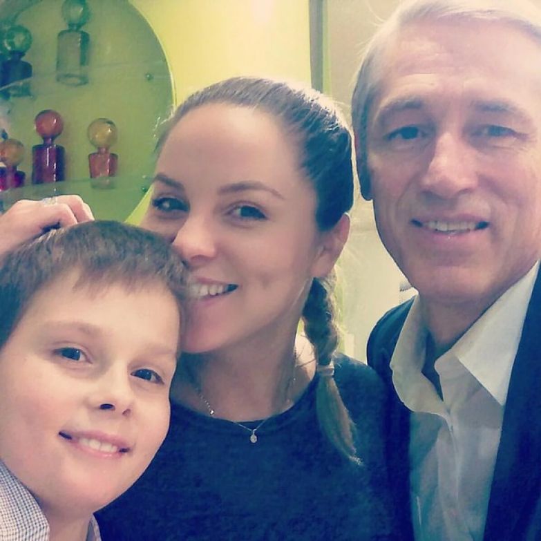 Жена бросила его с 9-летней дочерью, а он стал дворником и жил в каморке: как Сергей Варчук вырастил дочь и снова женился