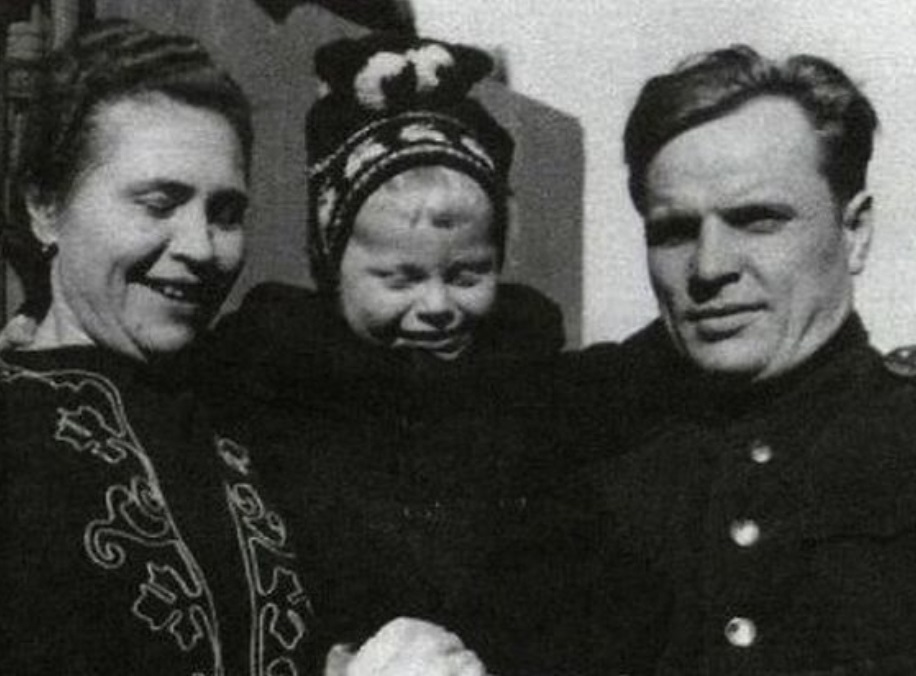 Отдала всё наследство свекрови и забрала только рисунок: как живет Надежда Серая, вдова Юрия Богатырева