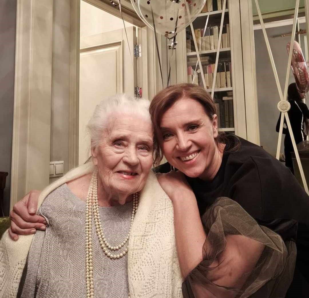 Потеряла 103-летнюю бабушку, разделила имущество с Бероевым, но считает себя его женой: как живёт разведенная Ксения Алфёрова