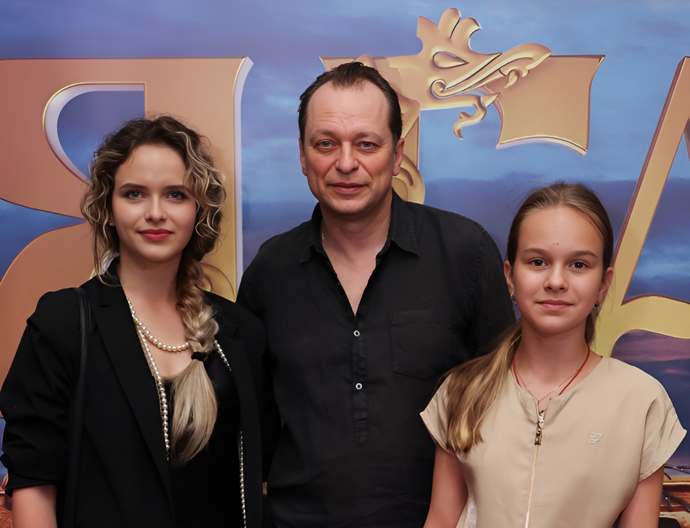 Женился на Юлии Высоцкой, дочь от второй жены, с третьей - 17 лет не идёт в ЗАГС. Как живёт актёр Анатолий Кот