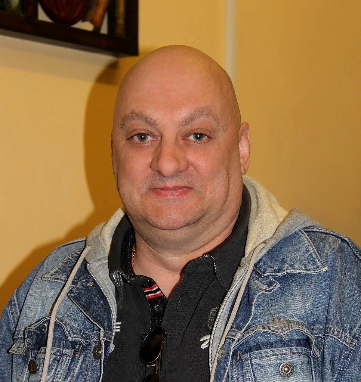 Cмешил зрителей "Кривого зеркала", а в жизни предал жену: как изменилась жизнь Михаила Церишенко после развода с Катей Семеновой
