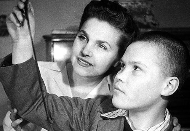 Усыновила племянника, простила мужа за измену с Мордюковой и ушла в 89 лет в одиночестве. Судьба Тамары Макаровой