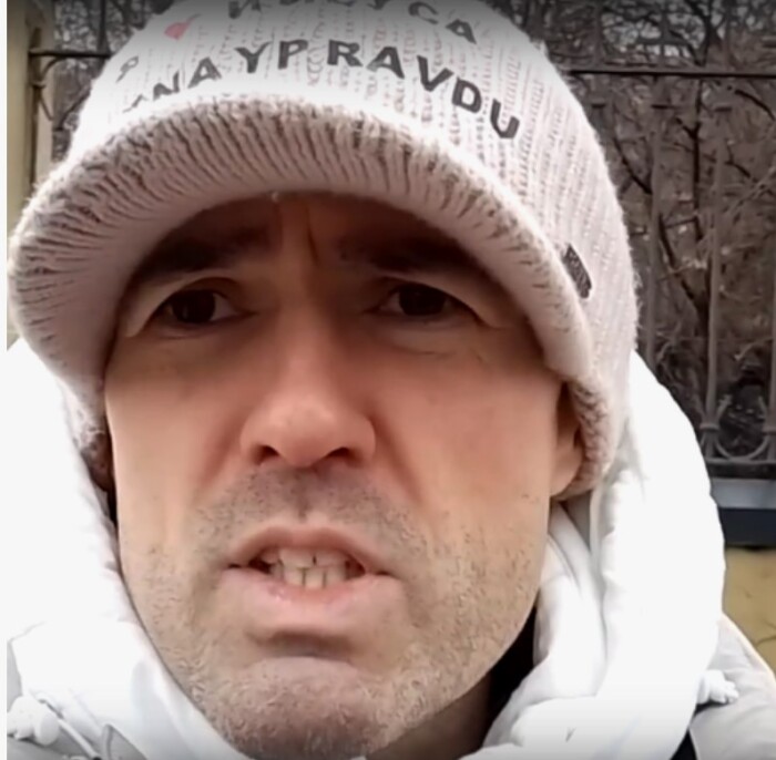 В 43 года не работает, проповедует у метро и живёт с матерью: что стало с единственным сыном Игоря Костолевского