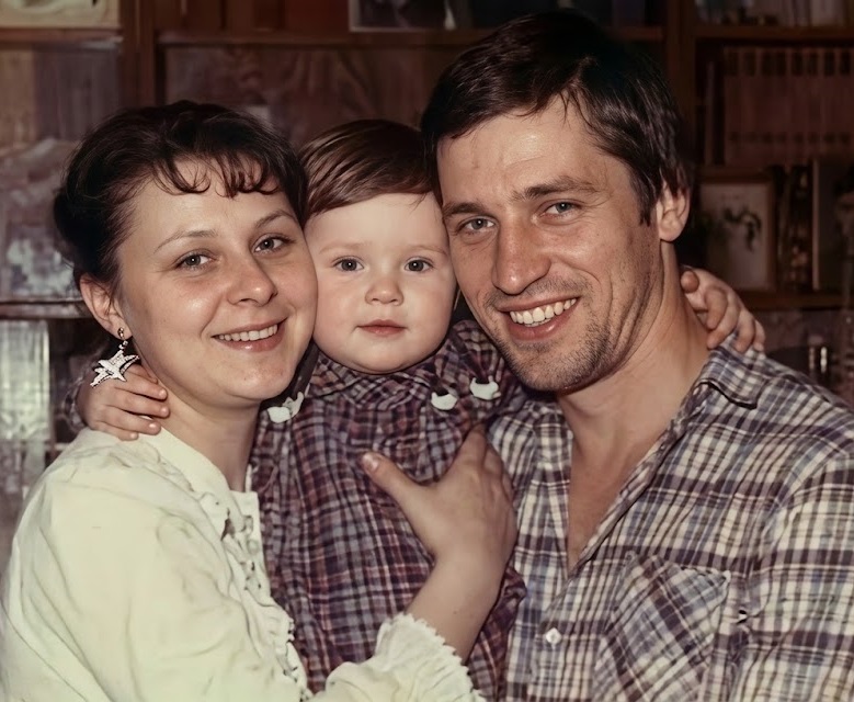 Жена бросила его с 9-летней дочерью, а он стал дворником и жил в каморке: как Сергей Варчук вырастил дочь и снова женился