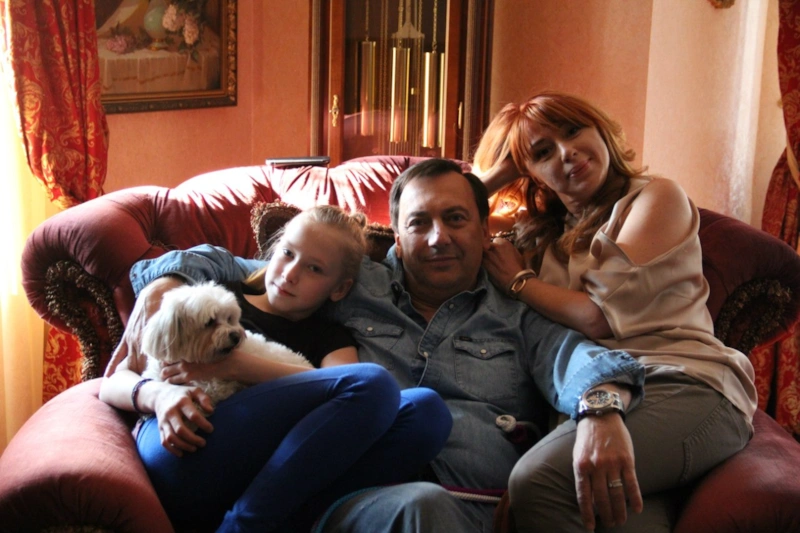 Скоро 25 лет, родилась от суррогатной матери и стала врачом: какой выросла дочь Алёны Апиной