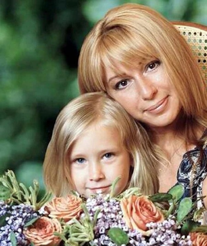 Скоро 25 лет, родилась от суррогатной матери и стала врачом: какой выросла дочь Алёны Апиной