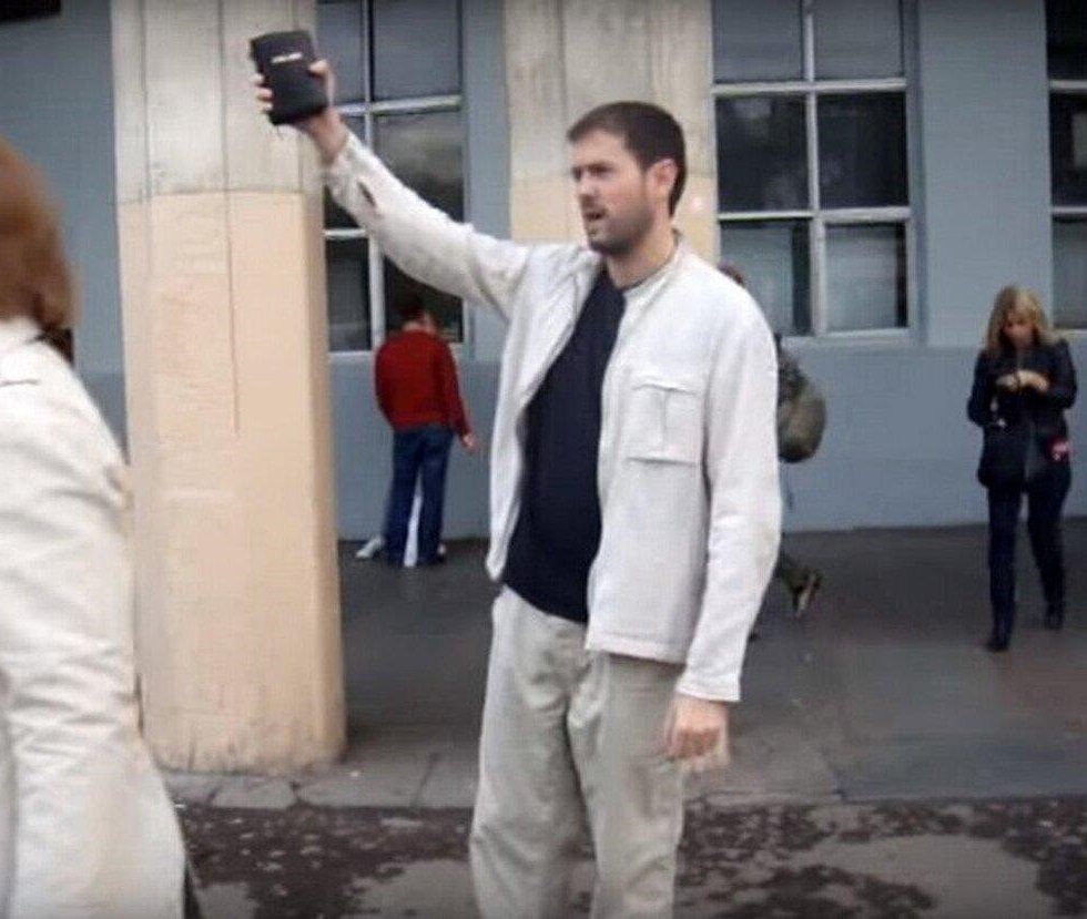 В 43 года не работает, проповедует у метро и живёт с матерью: что стало с единственным сыном Игоря Костолевского