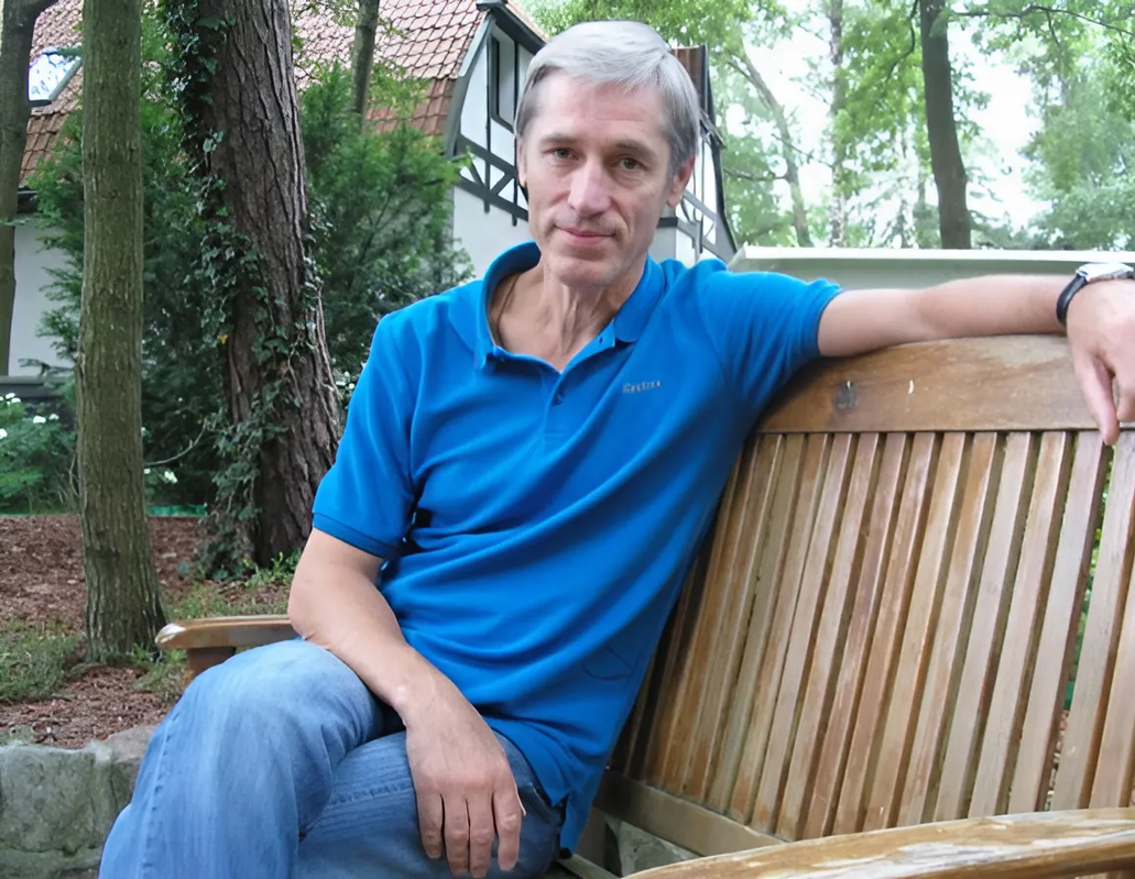 Жена бросила его с 9-летней дочерью, а он стал дворником и жил в каморке: как Сергей Варчук вырастил дочь и снова женился