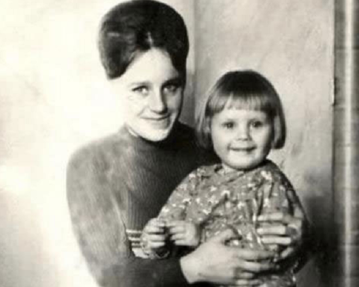 23 года назад взяла малышку из детдома и ушла с телевидения: как живёт 69-летняя Светлана Сорокина и её дочь Антонина