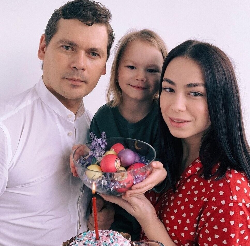 "Зазвездился" и бросил жену с 3-мя детьми после 17 лет брака. Новая жена моложе старшей дочери: 46-летний Александр Пашков