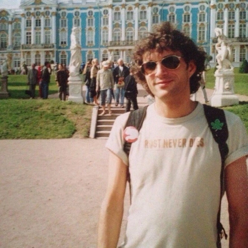 Жил в подвале, роман с Климовой, жена на 18 лет младше и 3-е детей: судьба актера Евгения Воловенко