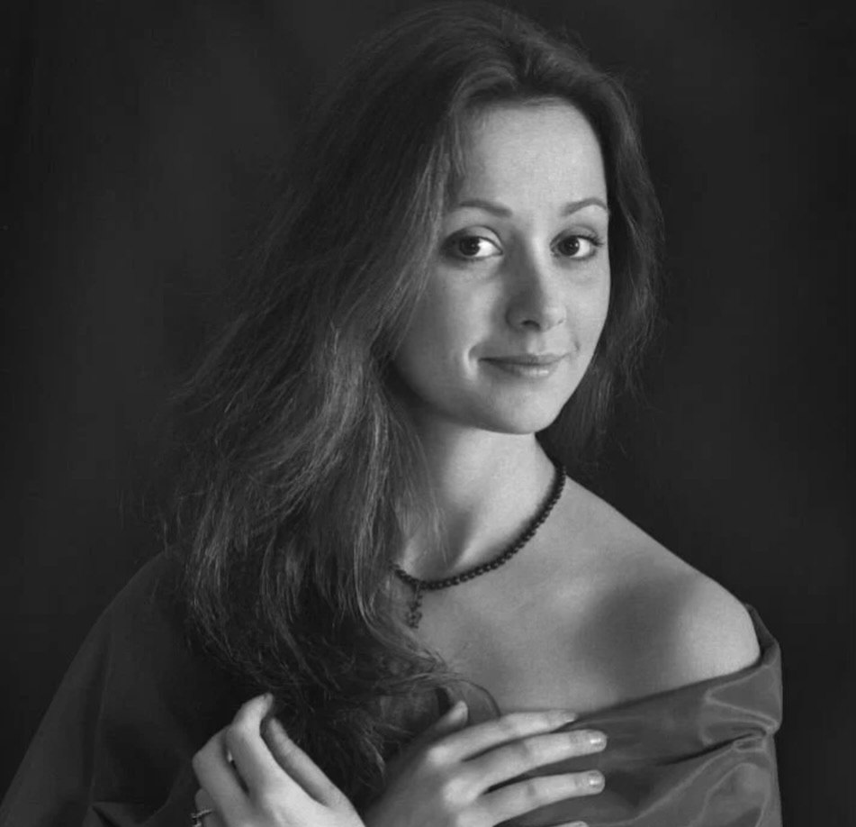 Первый исчез за границей, у второго все забрали за долги: что стало с бывшими мужьями Ольги Кабо