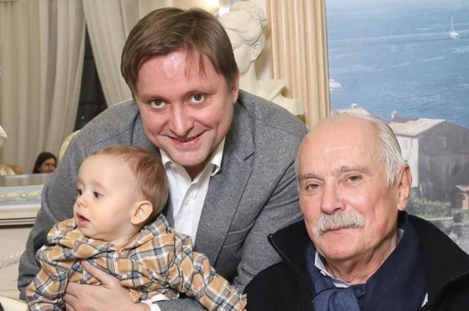 «Отец наказывал за каждую провинность»: два брака, четверо детей и внучка. Как живёт Артем Михалков