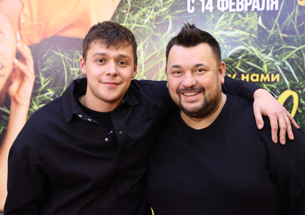 Работал на заводе и в похоронном бюро, потом сыграл Сергея Жукова, а невеста старше матери на год: Влад Прохоров