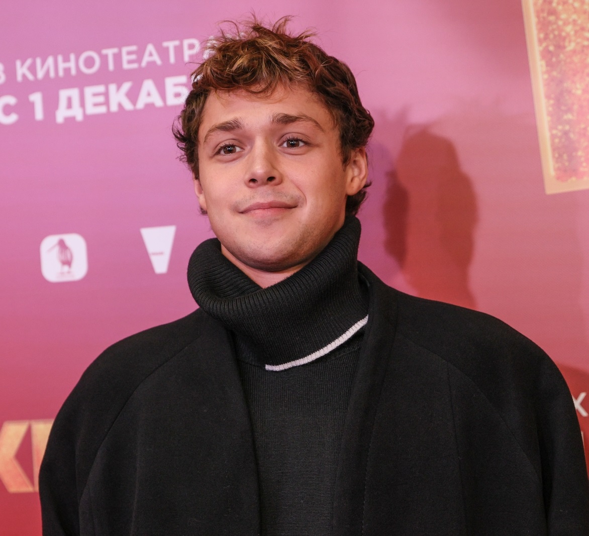Работал на заводе и в похоронном бюро, потом сыграл Сергея Жукова, а невеста старше матери на год: Влад Прохоров