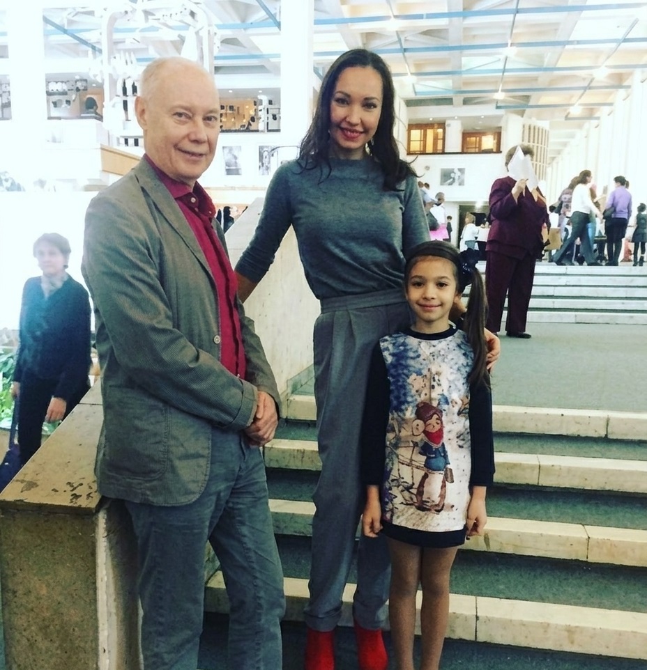 В 11 лет осталась без мамы: Что стало с внучкой Владимира Конкина и почему дедушка отдал её в другую семью