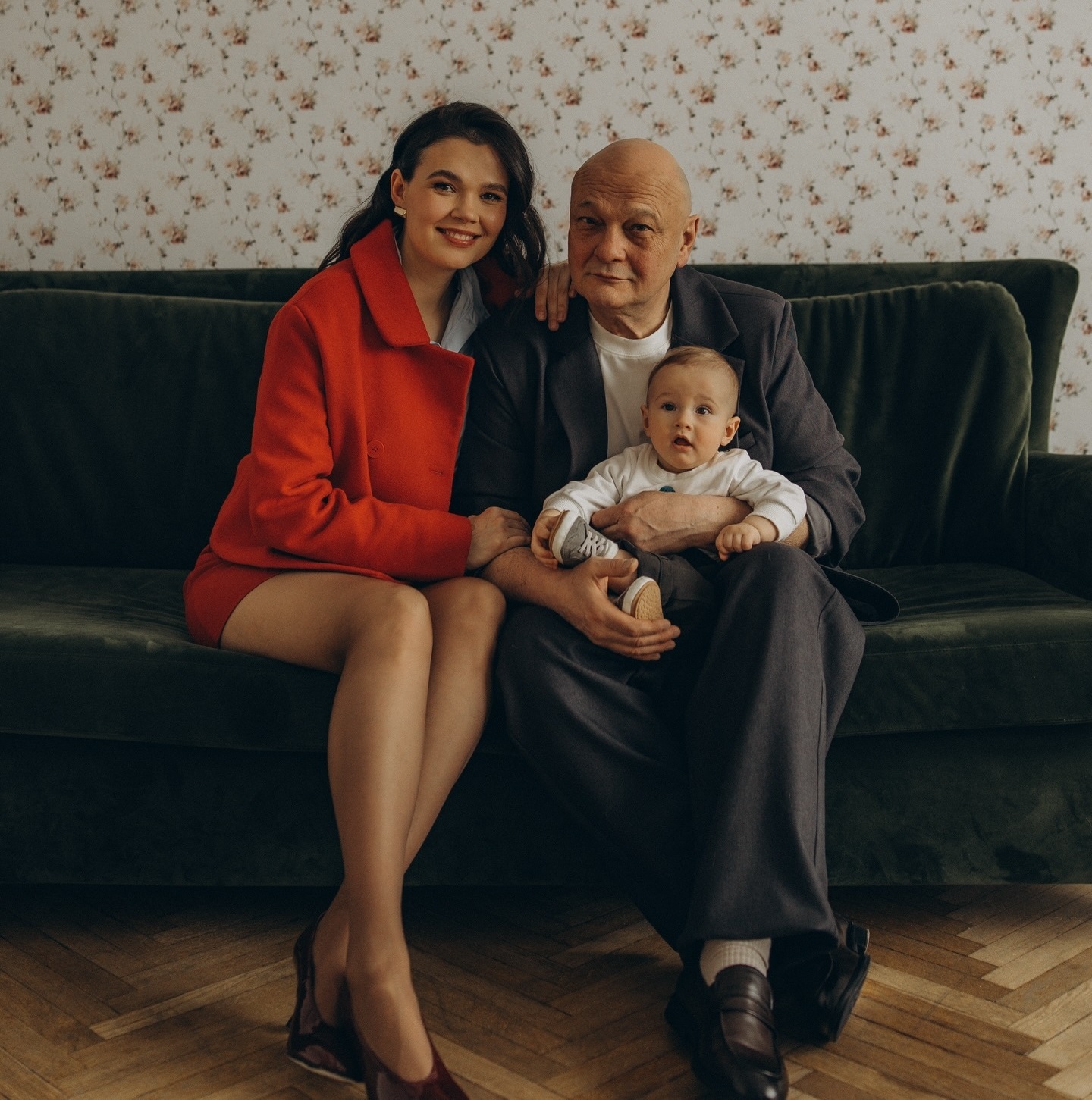 В 65 лет нянчит маленького сына, а 33-летнюю супругу уже называют «старой»: что известно о молодой жене Сергея Гинзбурга