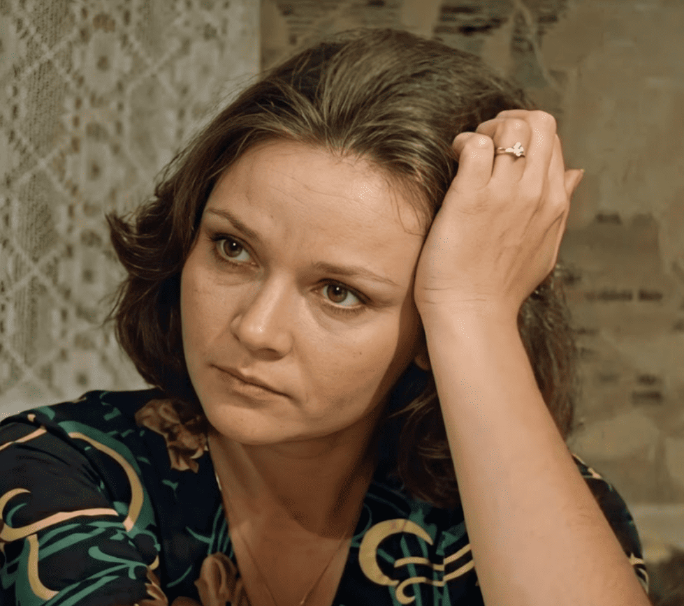 Сын забирает ее пенсию, а продукты приносят деревенские соседи: как 74-летняя Ирина Акулова оказалась в таком положении