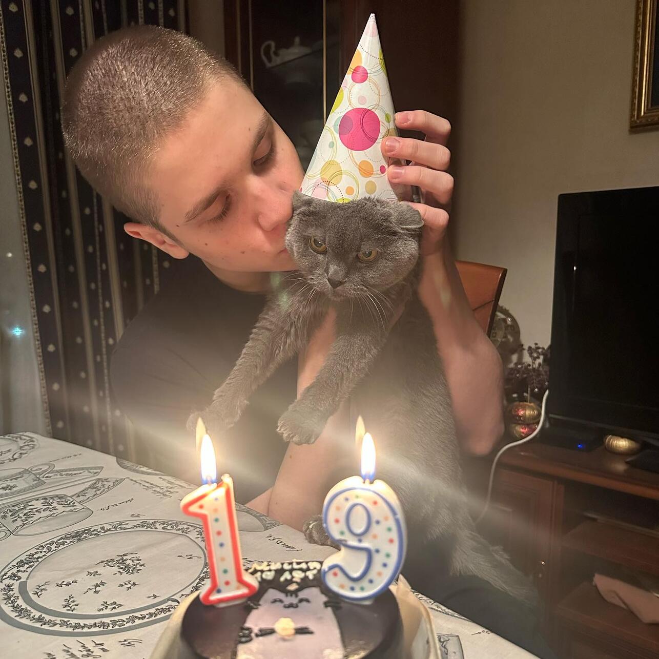 Татуировка на лице, крашенные волосы и рэп: каким вырос 19-летний сын Татьяны Булановой