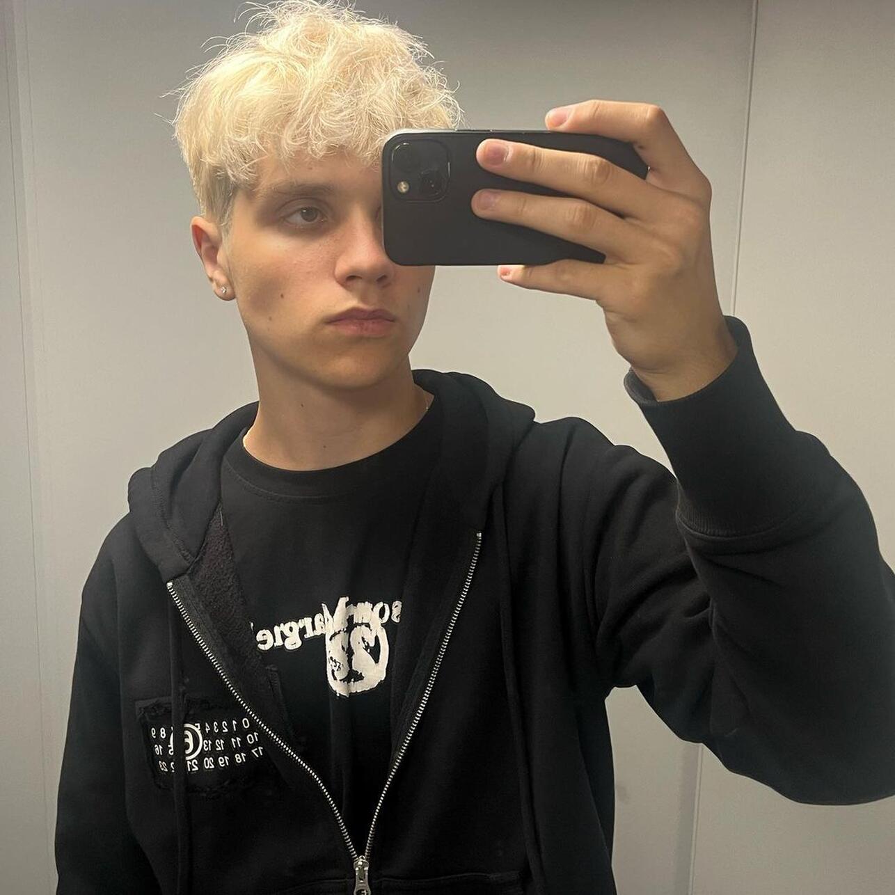 Татуировка на лице, крашенные волосы и рэп: каким вырос 19-летний сын Татьяны Булановой