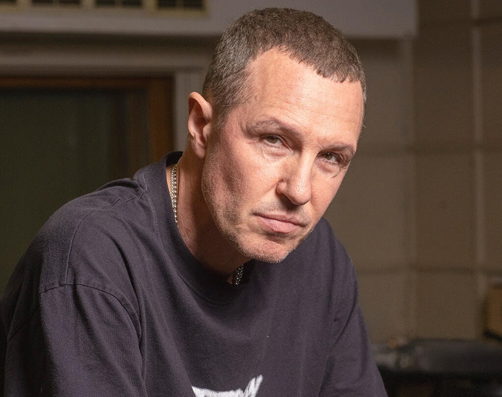 Жена не выдержала череды абортов и бросила его, а он в 60 лет тайно женился: Как живет Игорь Верник и кто его жена