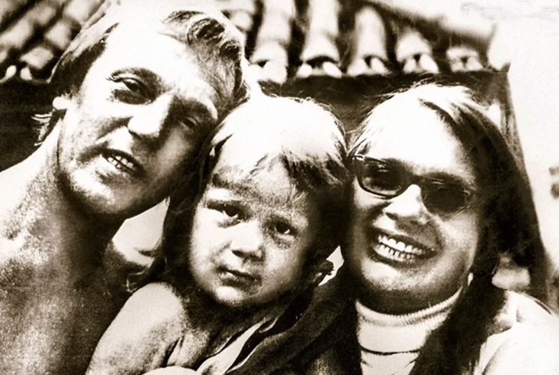 Анатолий Ромашин был старше на 40 лет, а ее называли «внучкой»: как живет Юлия Ромашина спустя 25 лет после ухода мужа