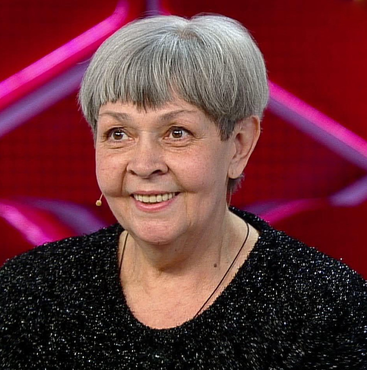 Сын забирает ее пенсию, а продукты приносят деревенские соседи: как 74-летняя Ирина Акулова оказалась в таком положении