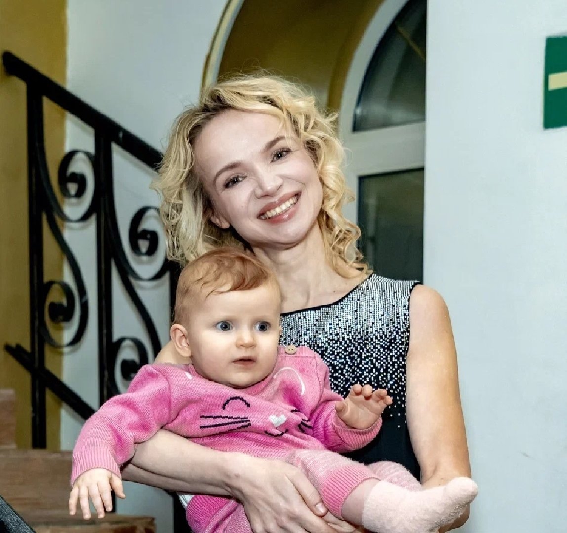 Родила дочку от Давида и исчезла с ток-шоу: как теперь живёт Виталина Цымбалюк-Романовская и на кого похожа её дочь