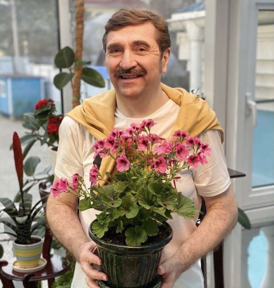 Спасал чужие отношения в «Моей семье», а сам оставил женщину с ребёнком: куда исчез 61-летний Валерий Комиссаров
