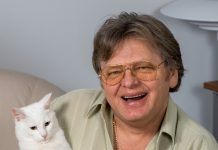 Здоровье подводит, дети не звонят, вместо семьи — кошки и собаки: одинокая жизнь 81-летнего Юрия Антонова