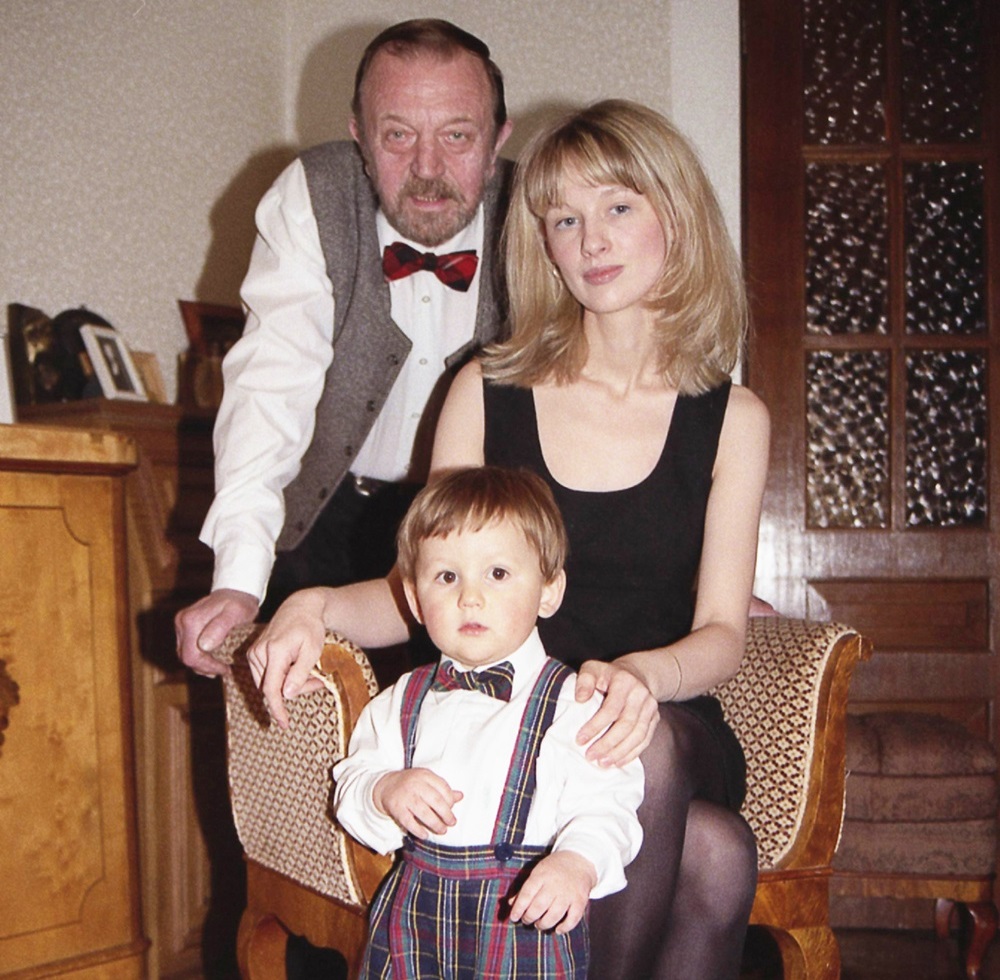 Анатолий Ромашин был старше на 40 лет, а ее называли «внучкой»: как живет Юлия Ромашина спустя 25 лет после ухода мужа